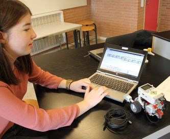 Elev eftertjekker software-programmeringsfladen før download til brick'en